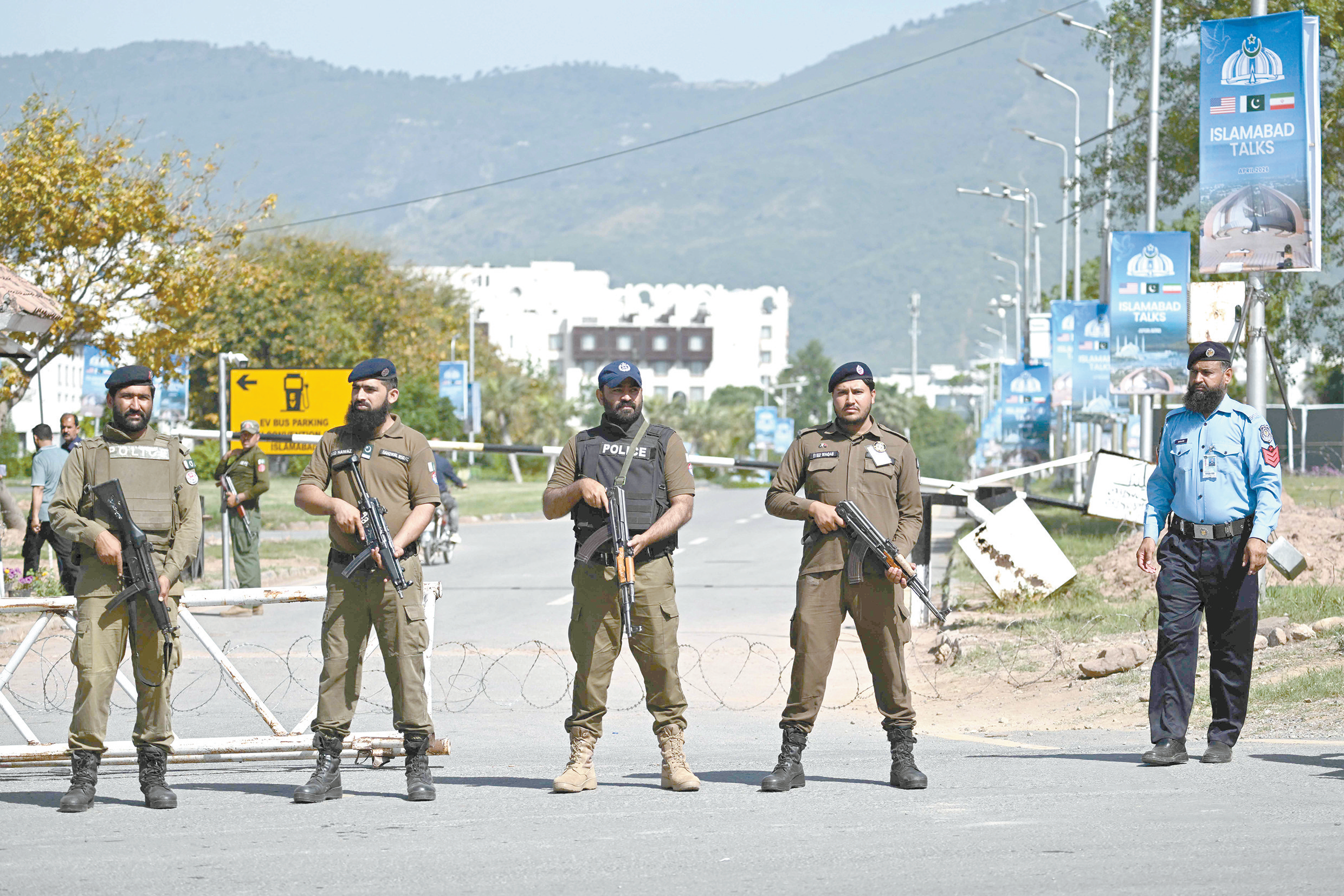 4月20日，巴基斯坦首都伊斯兰堡核心区一条临时封闭的道路旁，安保人员在站岗，为可能举行的美伊第二轮谈判作准备。（视觉中国）
