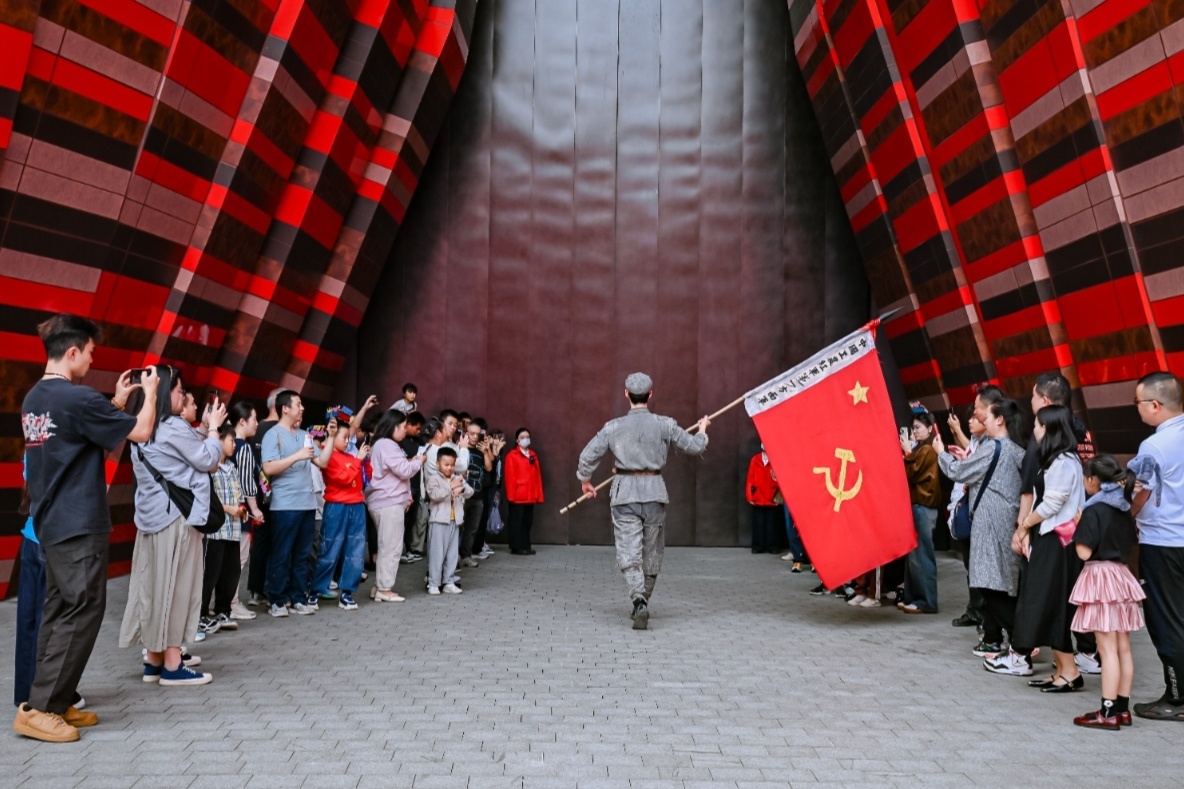 “红飘带”场馆游客络绎不绝