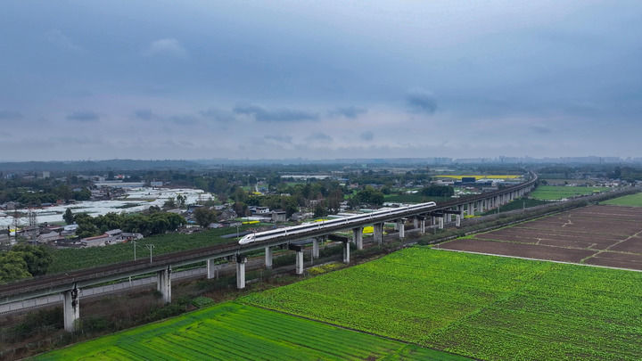 一辆列车运行在成都与眉山间（2026年3月3日摄）。新华社发（韩旭刚摄）