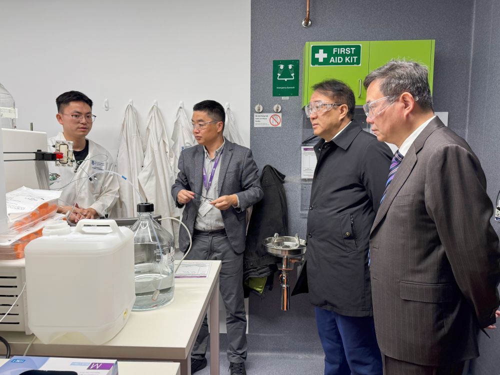 2025年7月11日，江苏省产业技术研究院院长刘庆（右二）在澳大利亚昆士兰大学调研。（受访者供图）
