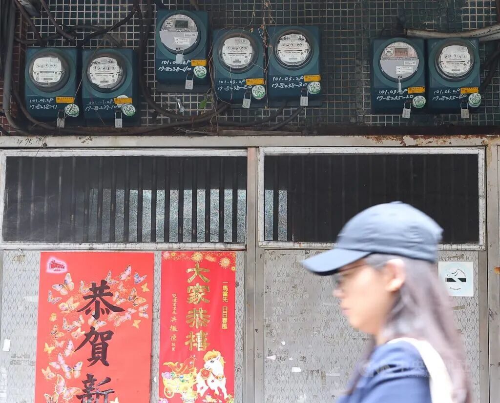 ▲ 图为台北市某公寓门口电表。2026年6月，台湾电力公司公布新版夏季电价，其中住宅用电1000千瓦时以上，电费突破每千瓦时8.86元新台币，创历史新高。