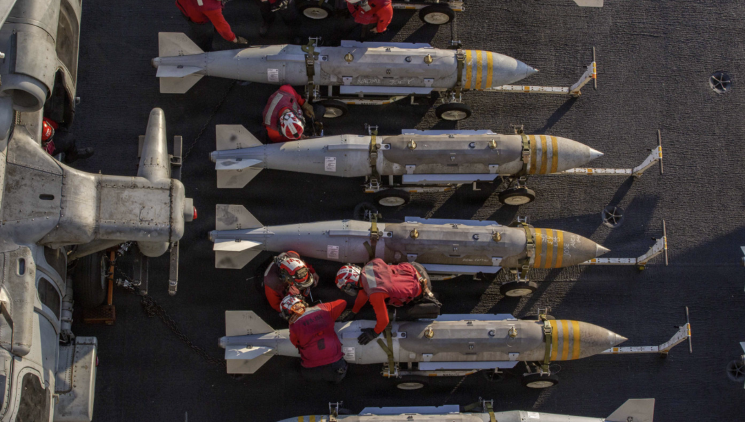 随着伊朗制造的导弹和无人机接连袭击迪拜和多哈,美国“爱国者”拦截导弹等武器供需缺口扩大。图源:路透社