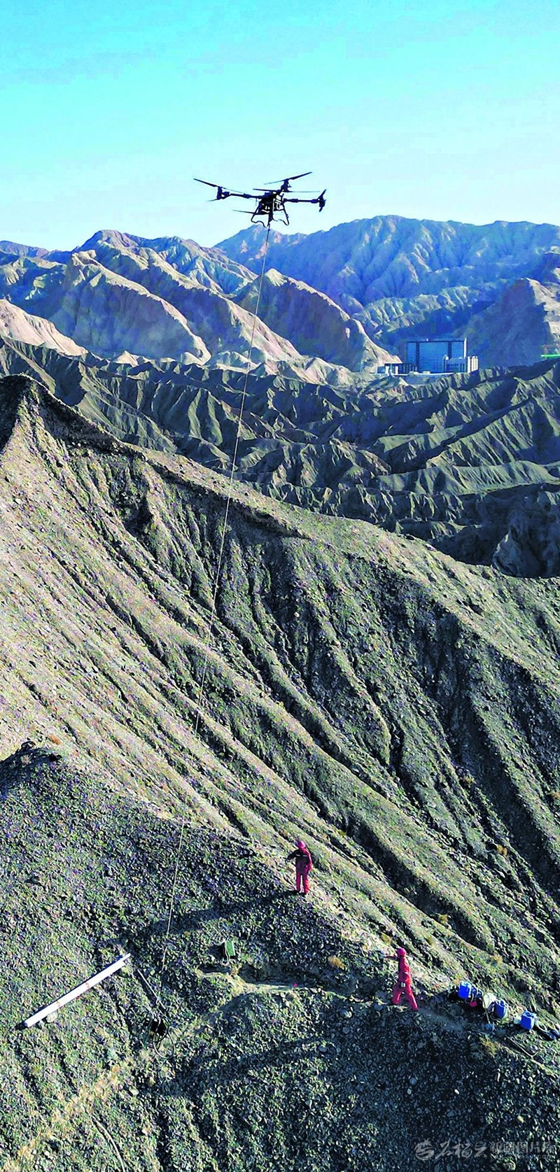 4月22日，吐西三维地震采集项目现场，无人机在吊运设备物资。