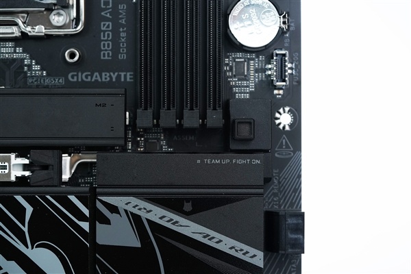 16+2+2相供电 配4路M.2!技嘉B850 AORUS ELITE X3D图赏