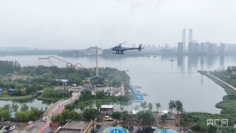 无人救援直升机正进行吊运演示(央广网记者 齐平 摄)