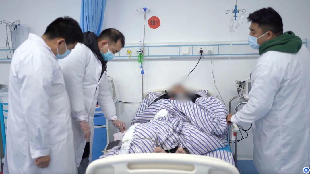 ▲男子获救后被送医治疗