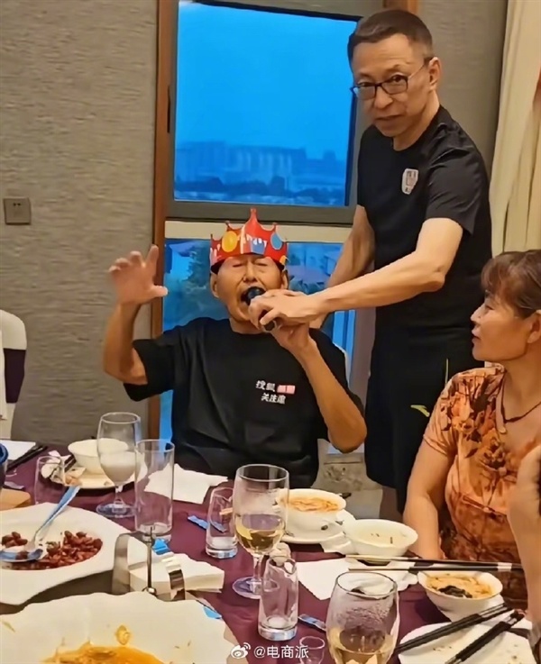 张朝阳为父亲庆祝百岁大寿 老爷子穿搜狐文化衫  声音洪亮精气神十足