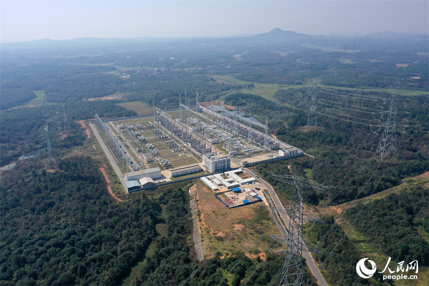 江西南昌1000千伏变电站主变扩建工程顺利完成送电调试,标志着江西省“六张网”首个新型电网重点工程建成投运。 人民网记者 时雨摄