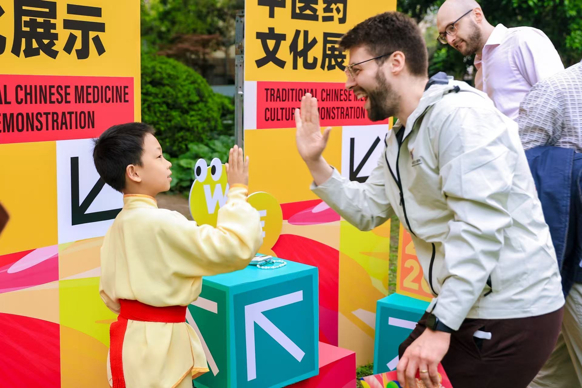 代表团在上海参加中国传统文化体验活动