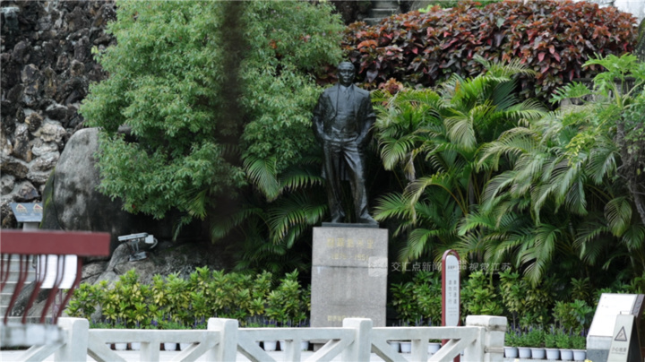 菽庄花园里,台湾板桥林家代表人物之一、知名实业家、爱国诗人林尔嘉的铜像傲然挺立。