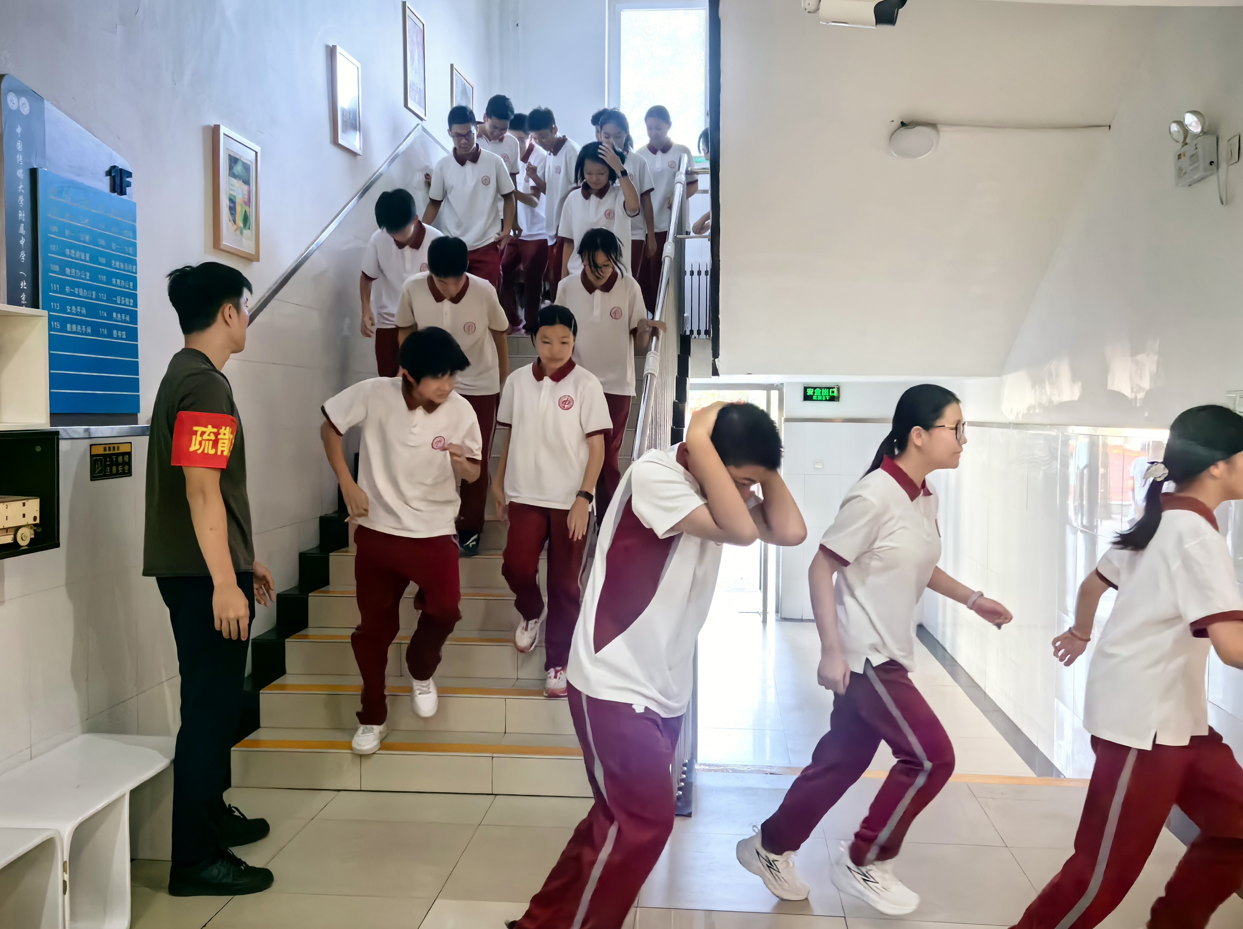 在朝阳区，国动部门走进校园开展疏散演练