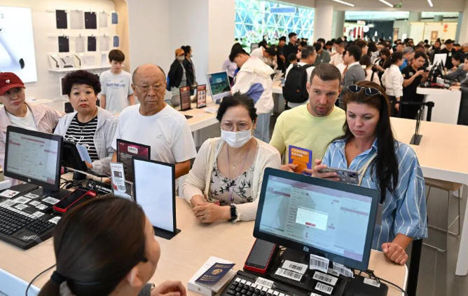 △顾客在海南三亚国际免税城购物