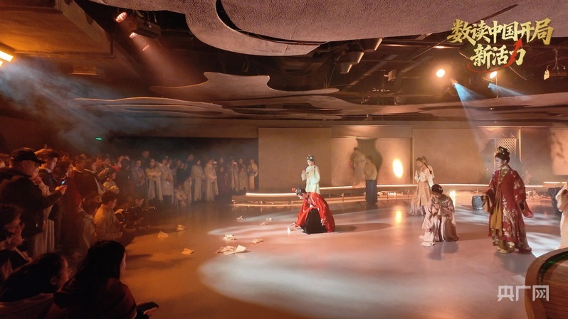 “大梦红楼”沉浸式演出（央广网记者 李婕 摄）