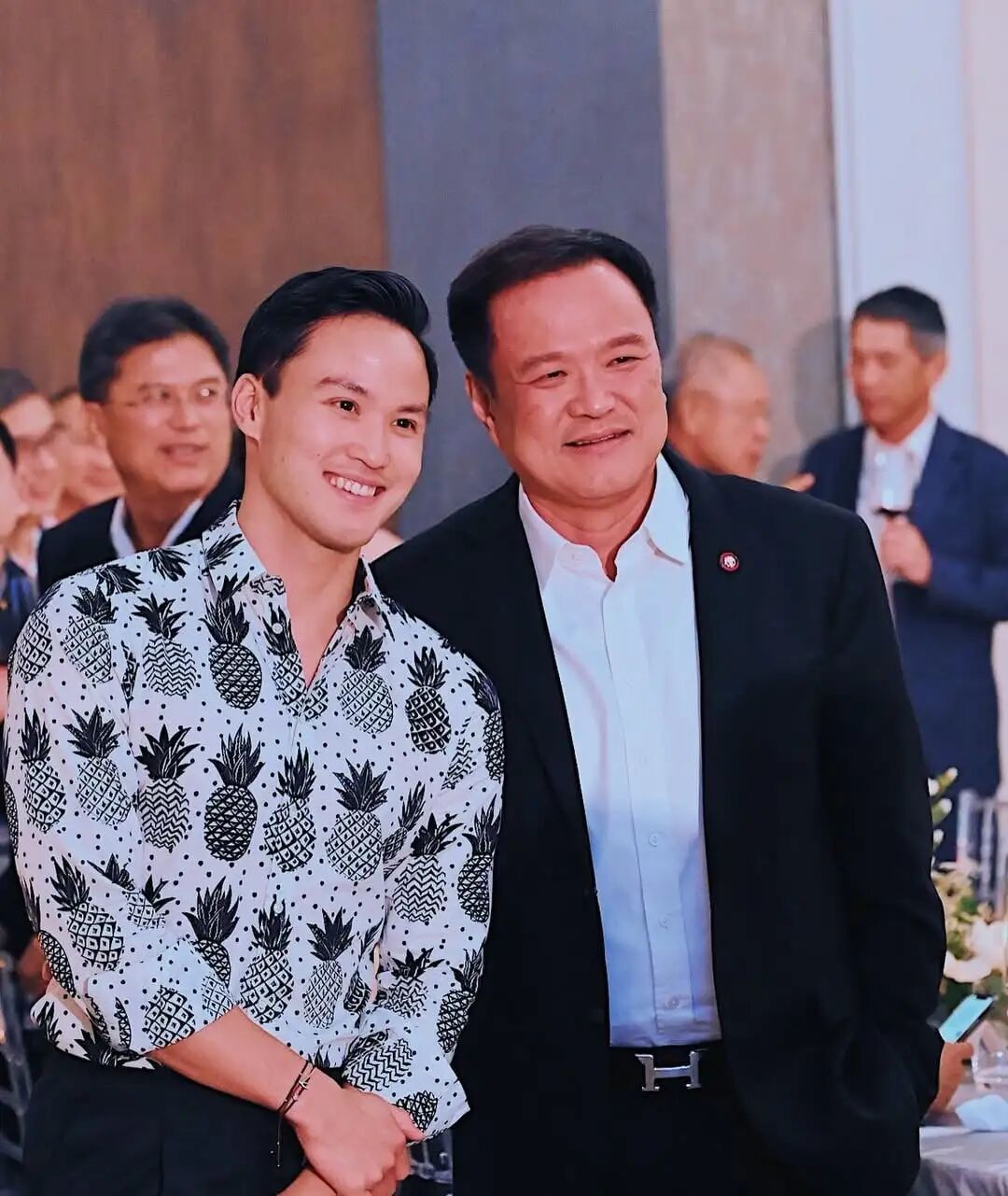 ·佩克与阿努廷(右)。(泰国《每日新闻》)