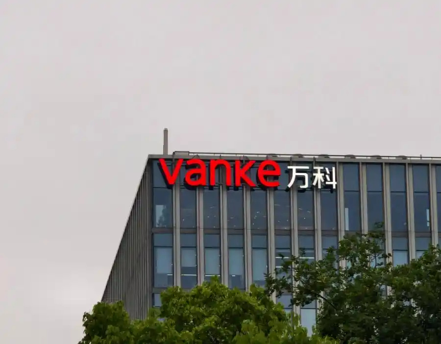 【万科及其子公司被限消】万科涉498万案款被限消 企查查APP显示,