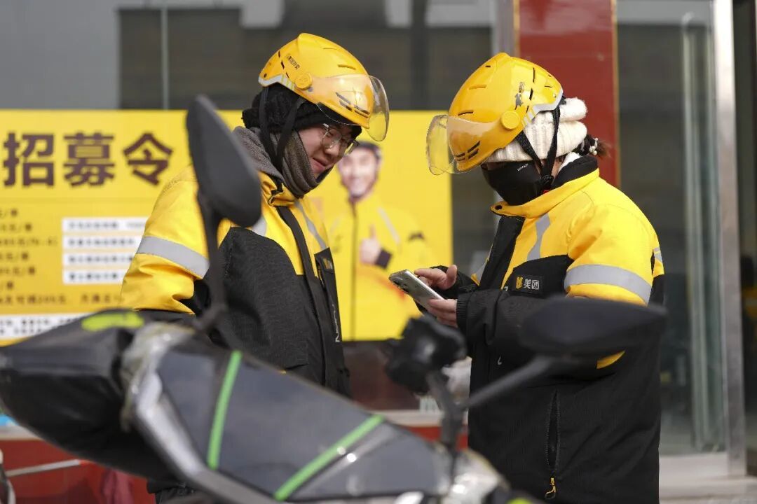 ▲尊府图：外卖骑手们疏通订单情况。图/新华社