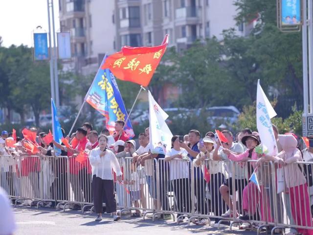 群众喜迎省运会圣火。