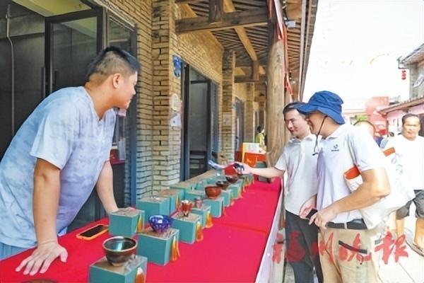 游客在侯官古街内购物。