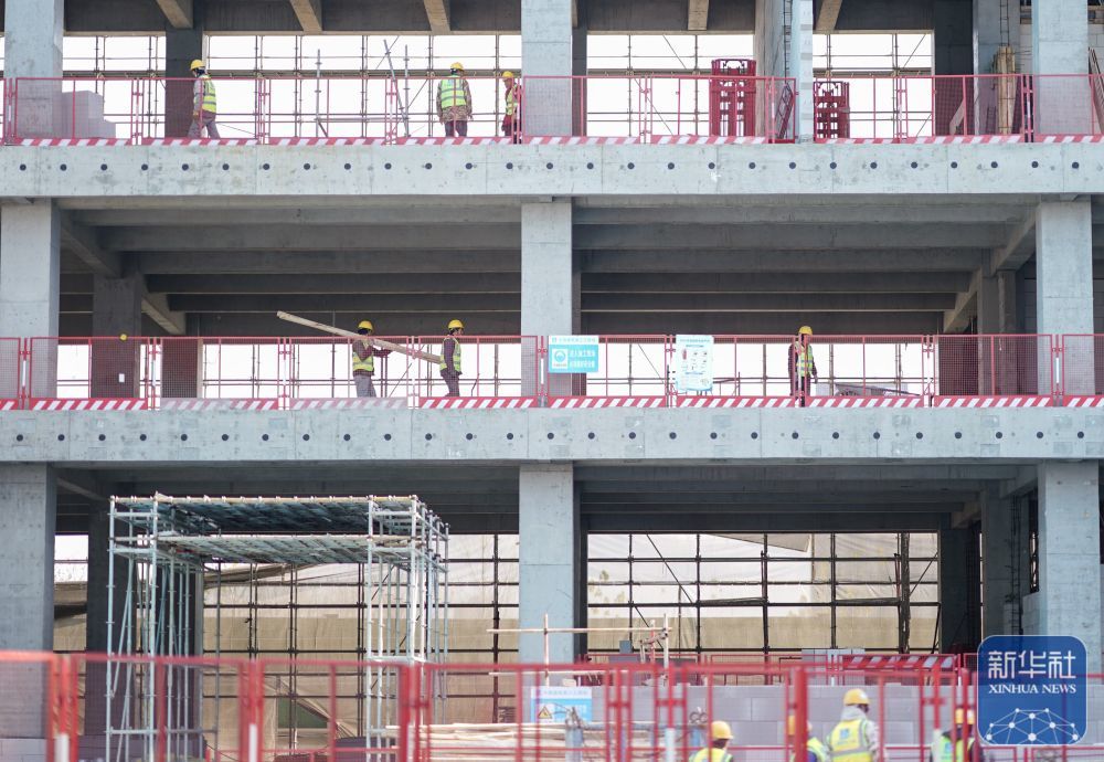 ↑ 1月2日,工人在位于上海的中建三局一公司灿瑞科技全球芯片研发中心项目工地施工。新华社记者 丁汀 摄