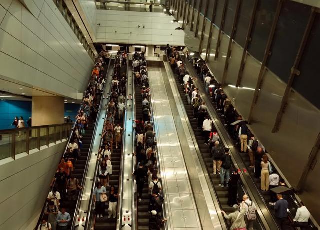 (图说:因香港多个热门行业处于升级关键时期,来港人才主要从事金融服务、创新及科技等行业,这也引发了应均衡推动不同行业劳动力配置的相关讨论。摄/焦建)