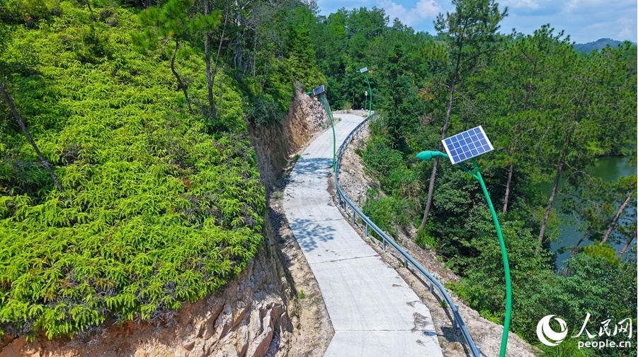 方崇能筹集资金为复兴村英雄水库道路布设87盏太阳能路灯,完善基础设施,赋能乡村文旅发展。人民网记者 李昌乾摄