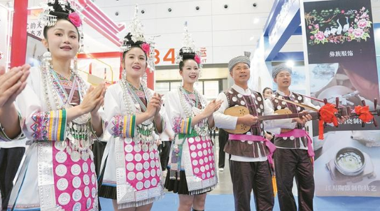 7月30日，在2026“新疆是个好方位”非遗援疆主题展示活动主会场石河子会展中心贵州展区，演员进行歌舞扮演。兵团日报全媒体记者 陈洋 摄