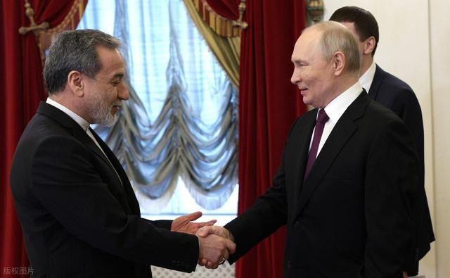 图| 当地时间2026年4月27日，俄罗斯圣彼得堡，俄罗斯总统普京会见到访的伊朗外交部长阿拉格齐