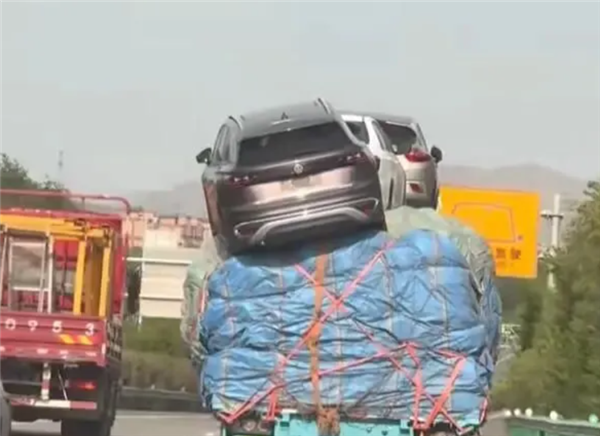 高速上的离谱操作!货车装满货物后又摞了几台小汽车
