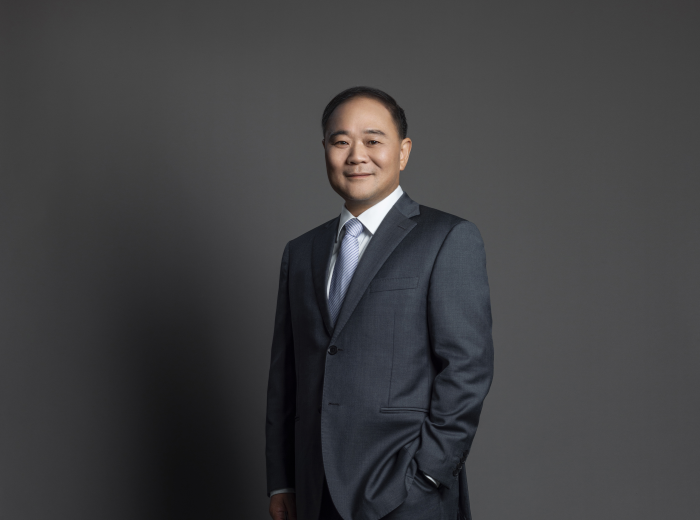 李书福交棒安聪慧接印，吉利能逆势狂飙的根本逻辑是什么？