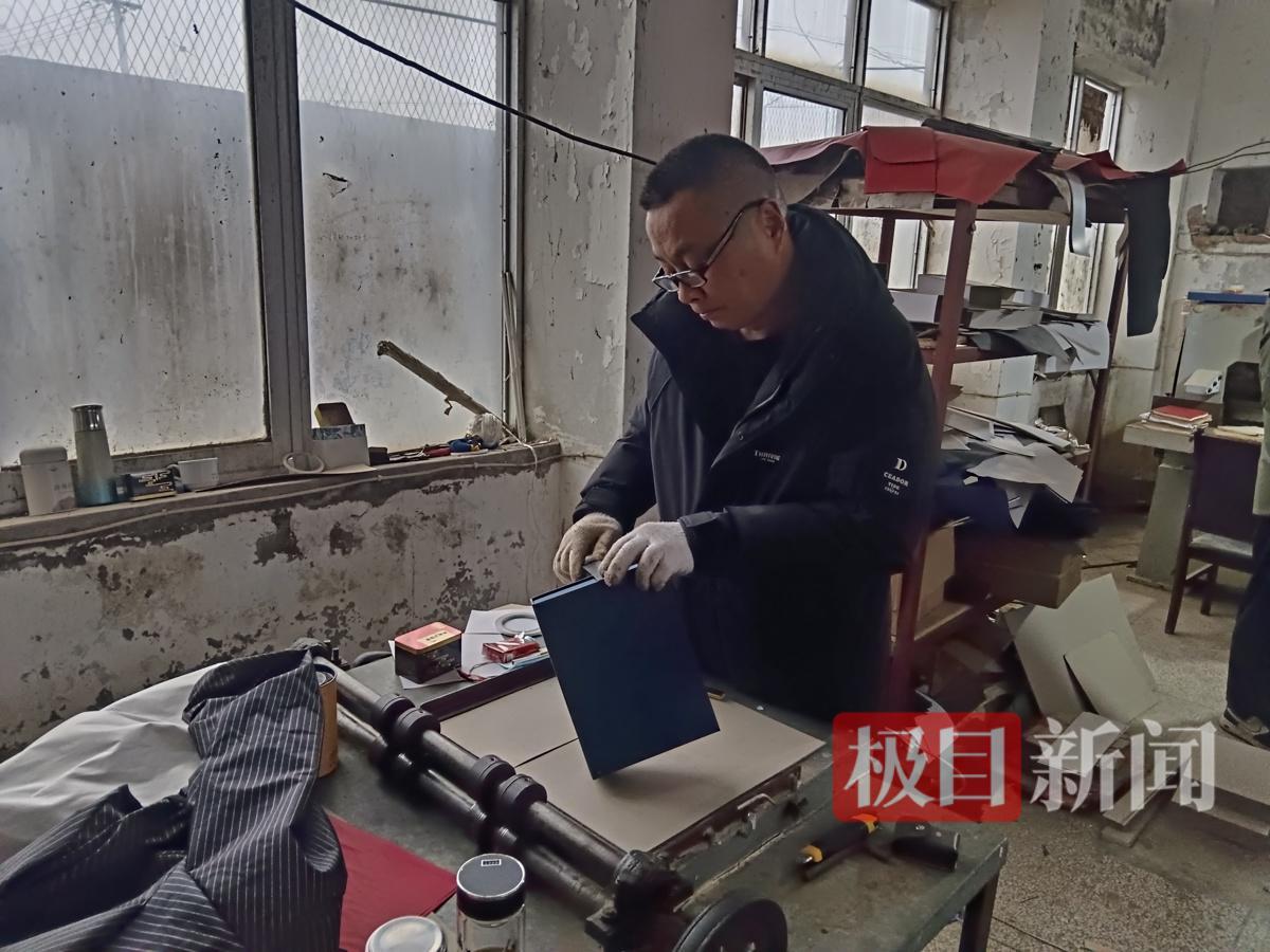 李胜在工厂做纸盒子 （极目新闻记者肖名远摄）
