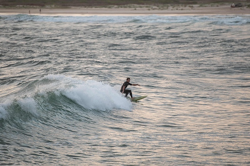 游客在乌拉圭海滩游玩（图自视觉中国）