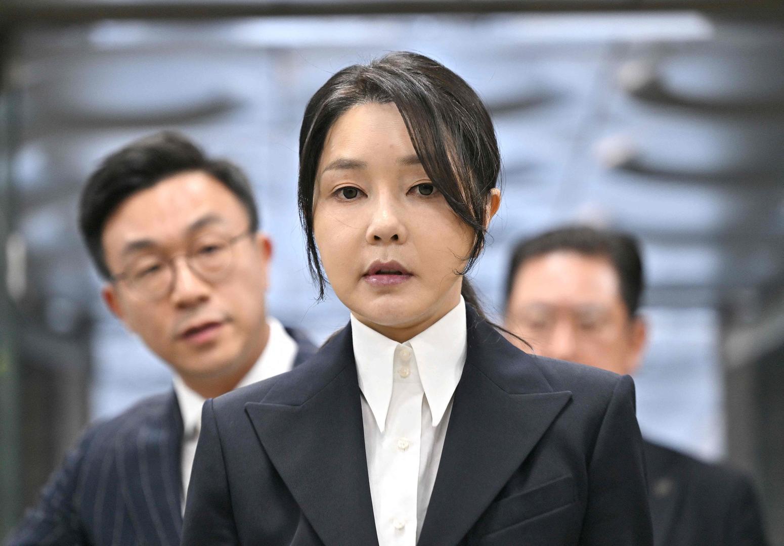 ▲当地时间2025年8月12日,韩国前第一夫人金建希(中)抵达首尔中央地方法院,出席特别检察官申请的逮捕令审查听证会(图据视觉中国)