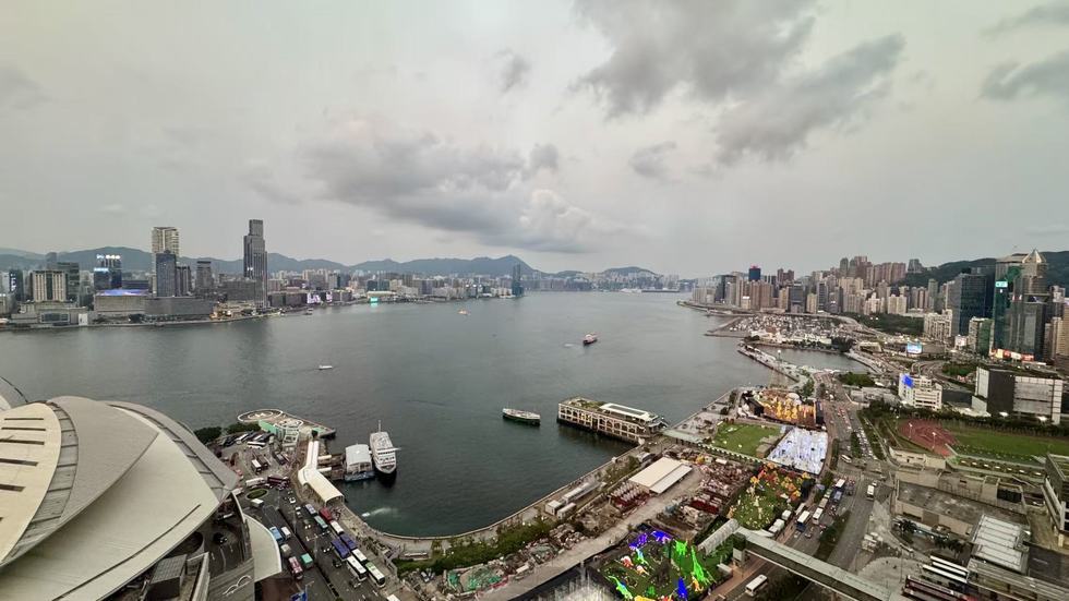 拿海滨长廊项目来说，过去就是典型的“九龙治水”：康文署管公园内的绿化和游乐设施，海事处管靠海水域和船只泊位，部分路段地下有排水渠或地上有道路布局，又分别牵涉渠务署和运输署，地政总署则负责地权拨地……  作者供图