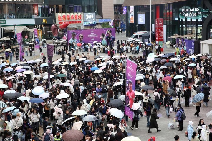 2026年3月15日，重庆巴南华熙生物&middot;润百颜ECM中心，周边餐饮、商超等场所人气爆棚。李攀摄