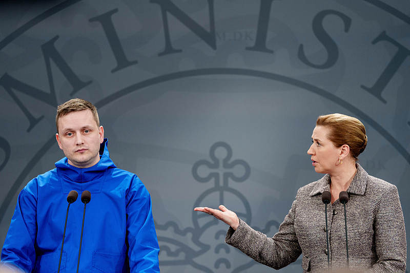 当地时间1月13日，丹麦哥本哈根，格陵兰自治政府主席延斯-弗雷德里克&middot;尼尔森（左）和丹麦首相梅特&middot;弗雷泽里克森举行记者会，就当前局势发表声明。（图源自视觉中国）