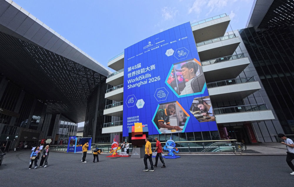2026年9月21日,各国参赛选手从第48届世界技能大赛主题装饰前经过。第48届世界技能大赛将于9月22日正式在上海开幕。新华社记者 方喆 摄