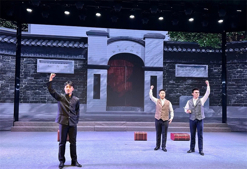 楚剧团排演的《张行静和一本书》。高农业摄