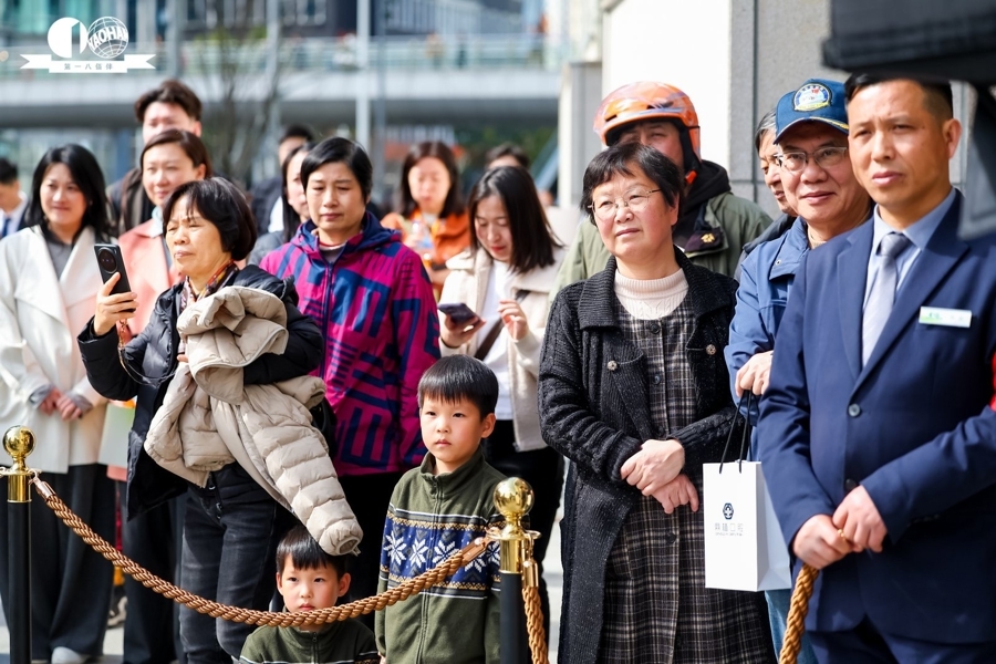 市民观众驻足观看