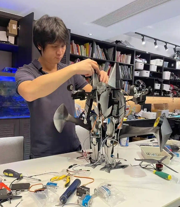 姚聪正在改装机器人 来自红星新闻.jpg