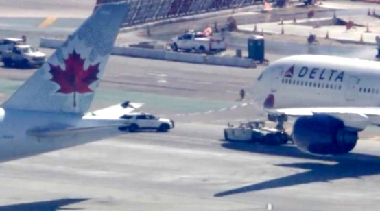 据美媒报道,当地时间6日,达美航空公司一架飞机与加拿大航空公司一架飞机在洛杉矶国际机场滑行道上相撞。图源:美媒报道配图
