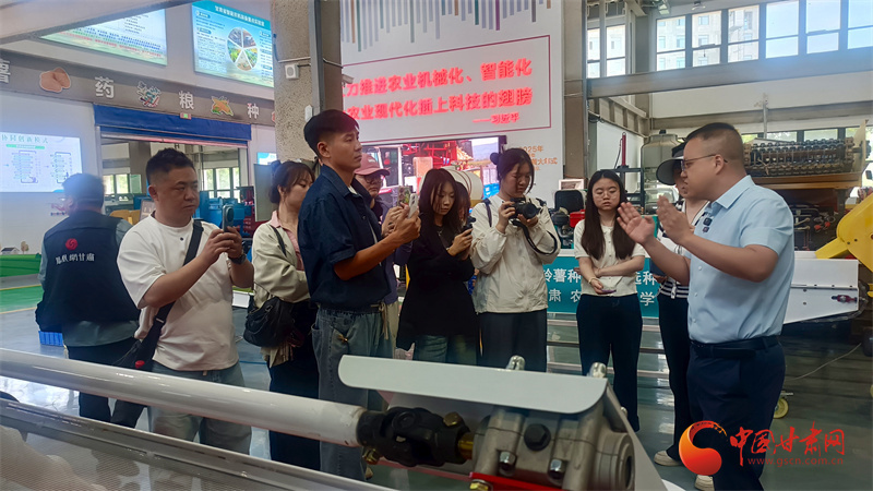 戴飞教授正在接受采访