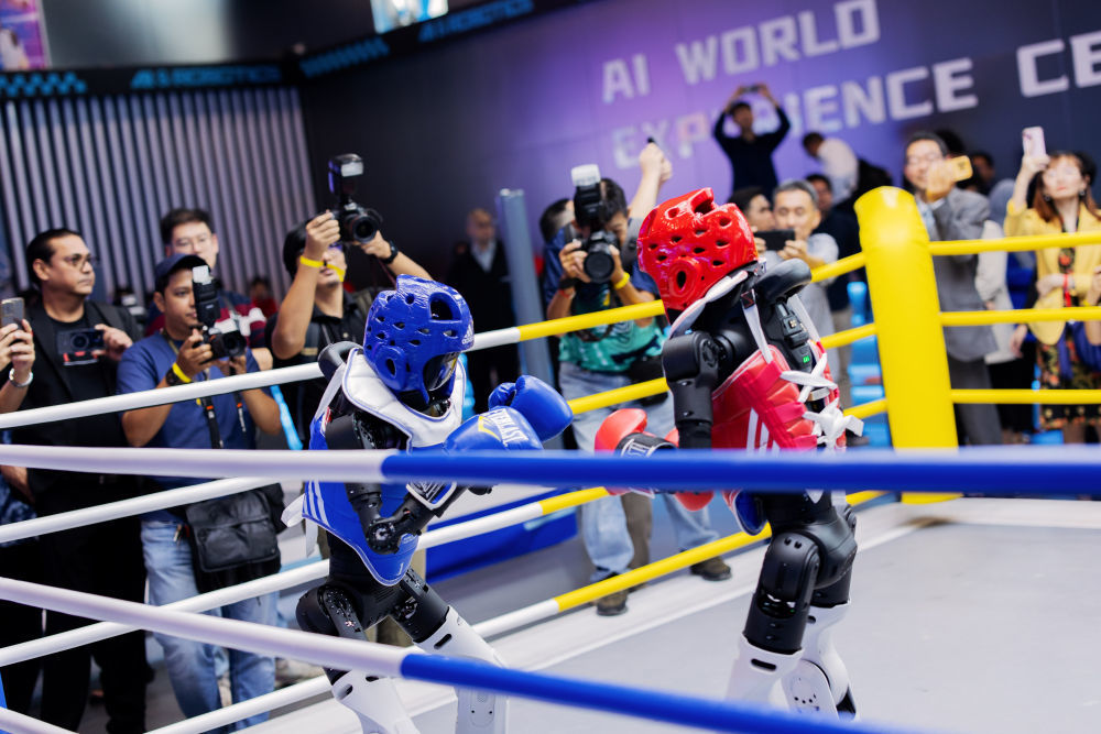 这是2026年1月13日在马来西亚雪兰莪州沙阿兰举办的i-City AI World体验馆开幕仪式上拍摄的机器人互动展示环节。新华社发
