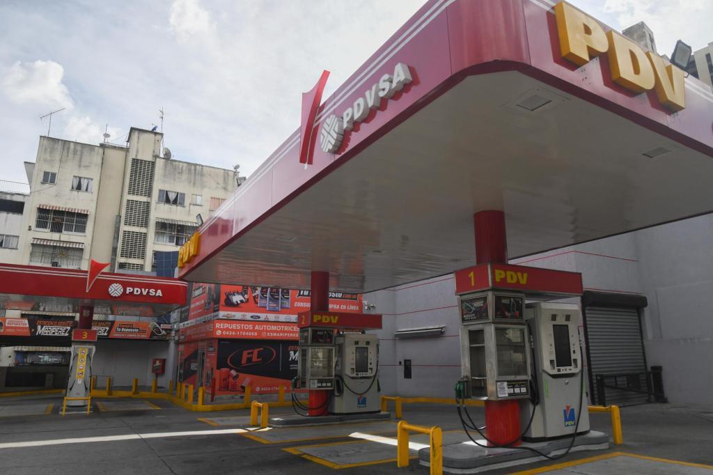 当地时间2026年1月3日,在委内瑞拉首都加拉加斯,一家委内瑞拉石油公司的加油站关闭。新华社 图