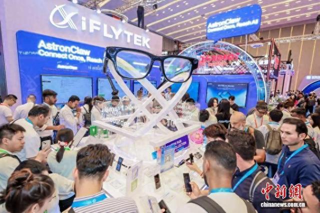 广交会上，海内外客商体验AI眼镜。张瀚祥 供图