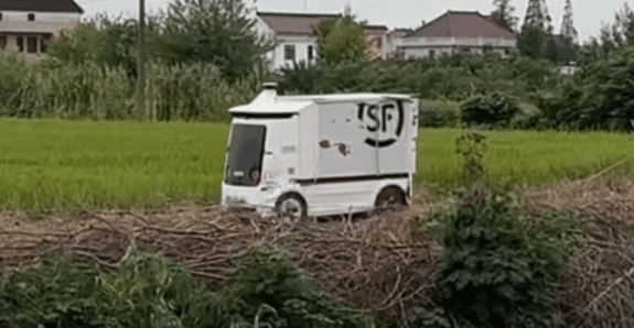 无人快递车送货名场面笑喷网友：烂路起飞、轮胎没了照跑不误