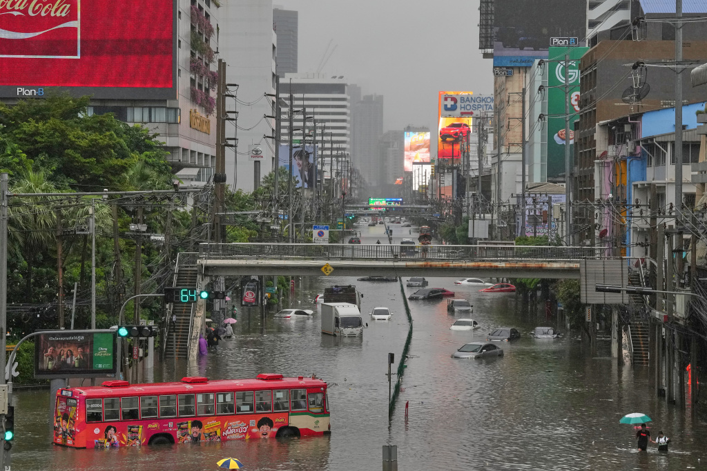 当地时间2026年9月26日,泰国曼谷,暴雨过后街道被洪水淹没。视觉中国 图