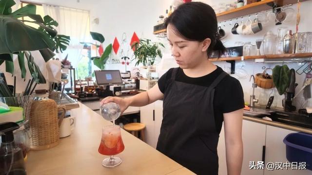 ▲ 汉台区七里街道镇江村盘活闲置资源,引入咖啡馆、露营基地等项目。图为村上咖啡馆主理人梁梦凡在制作饮品。记者 胡丽莎 摄