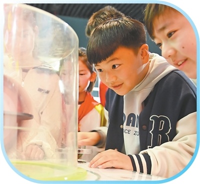 中国流动科技馆安徽省阜阳市临泉站里，孩子们参观体验，度过春假。　