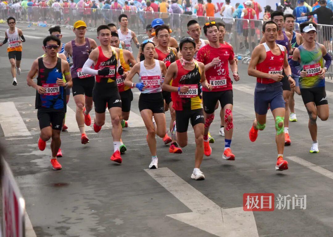 张水华参加重庆马拉松比赛