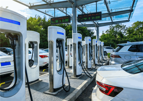 车主吐槽高速服务区充电太贵 100元都充不满！网友神回复